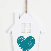 Häuschen Aufhänger aus Holz mit Herzmotiv, weiß-blau